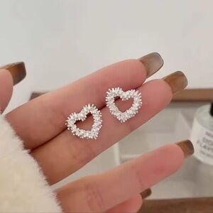 Vintage Silver Heart Stud Earrings – 2025 Trendy Geometric Wave Metal Jewelry 🤍
